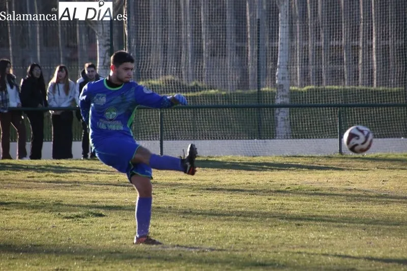 Foto 5 - El Alba de Tormes CF carga contra el arbitraje en su empate con el Jai Alai (2-2)