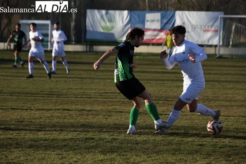 Foto 4 - El Alba de Tormes CF carga contra el arbitraje en su empate con el Jai Alai (2-2)