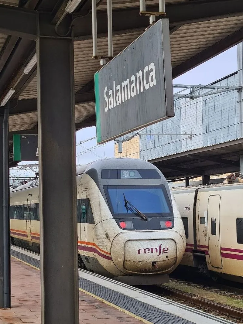 Alvia parado durante cinco horas en la estación de tren de Salamanca. Foto: SEMAF