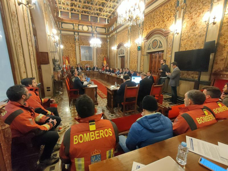 Los bomberos asisten al pleno de la Diputación y protestan a las puertas del edificio 