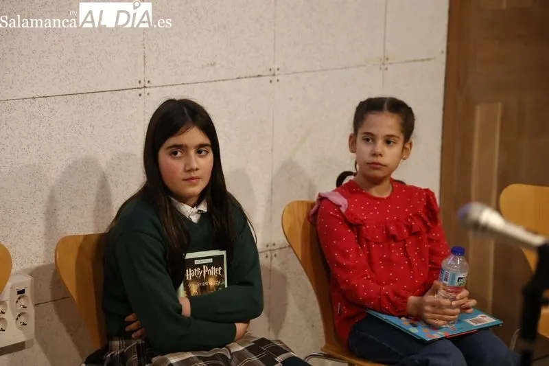 Escolares salmantinos en la Casa de las Conchas en la semifinal provincial del juego Los pequeños gigantes de la lectura en Castilla y León. Foto de David Sañudo