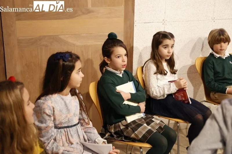 Escolares salmantinos en la Casa de las Conchas en la semifinal provincial del juego Los pequeños gigantes de la lectura en Castilla y León. Foto de David Sañudo