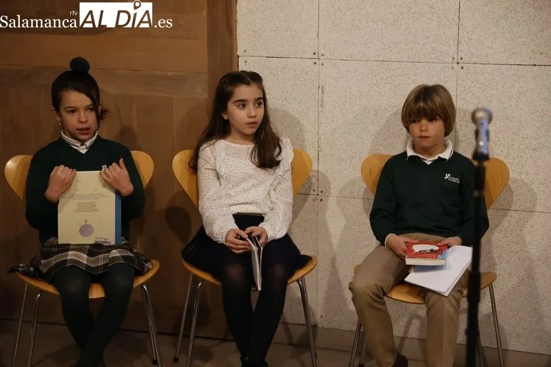 Escolares salmantinos en la Casa de las Conchas en la semifinal provincial del juego Los pequeños gigantes de la lectura en Castilla y León. Foto de David Sañudo