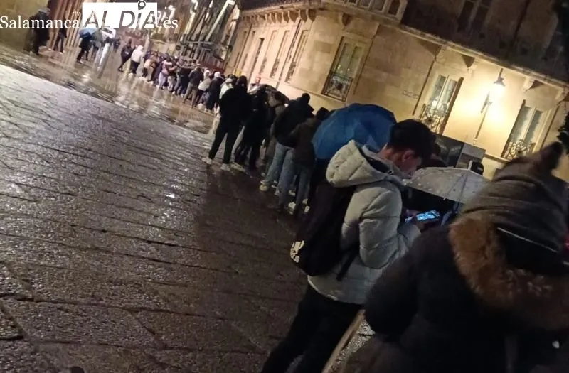 La colas de aficionados llegaban hasta la plaza de Anaya, antes de las 8:00 horas