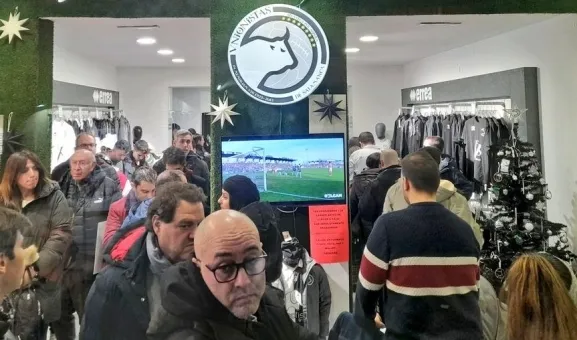 Imagen del pasado 24 de diciembre de las colas en la tienda de Unionistas para comprar las entradas para el partido de Copa. Foto USCF