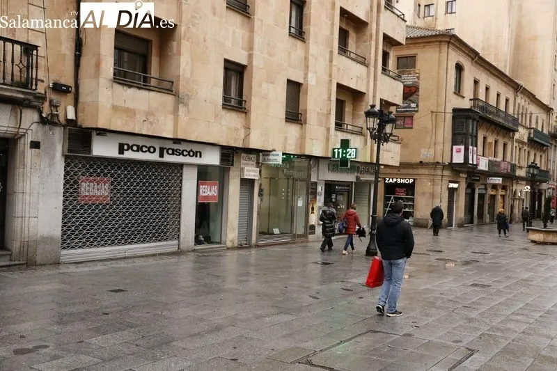 Imágenes de viandantes haciendo algunas compras en el domingo de apertura comercial. Fotos: David Sañudo.