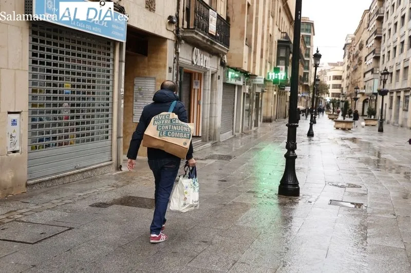Imágenes de viandantes haciendo algunas compras en el domingo de apertura comercial. Fotos: David Sañudo.