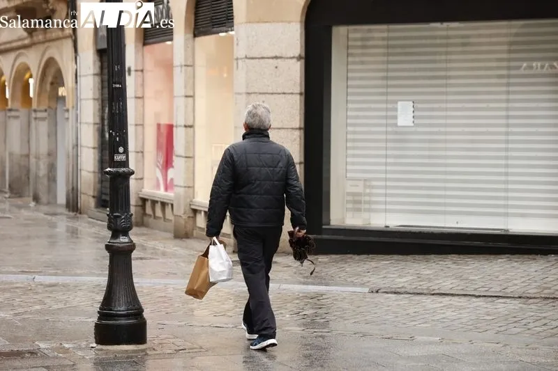 Imágenes de viandantes haciendo algunas compras en el domingo de apertura comercial. Fotos: David Sañudo.