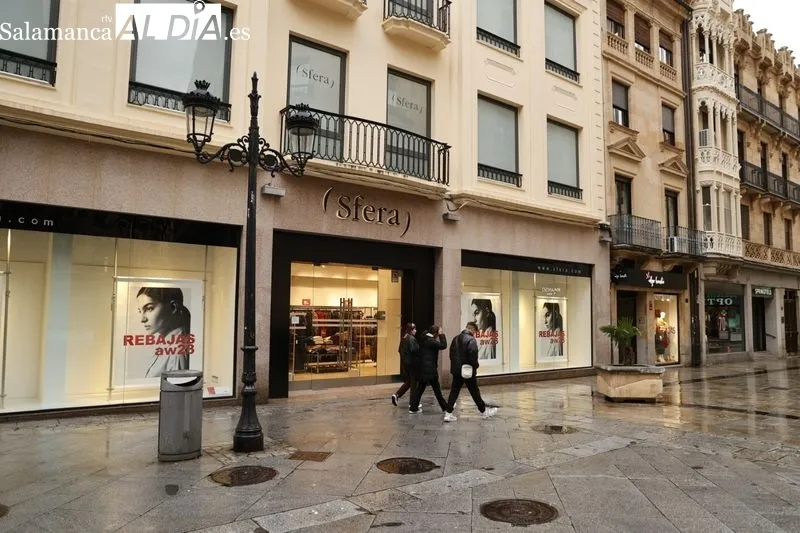Imágenes de viandantes haciendo algunas compras en el domingo de apertura comercial. Fotos: David Sañudo.