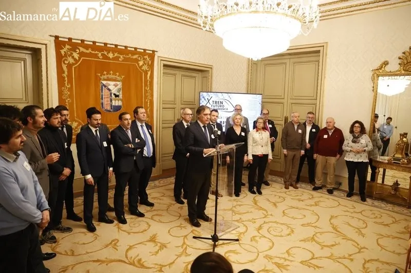 Acto en el Ayuntamiento para explicar los detalles de la concentración ‘Por un tren de futuro para Salamanca’. Foto de David Sañudo