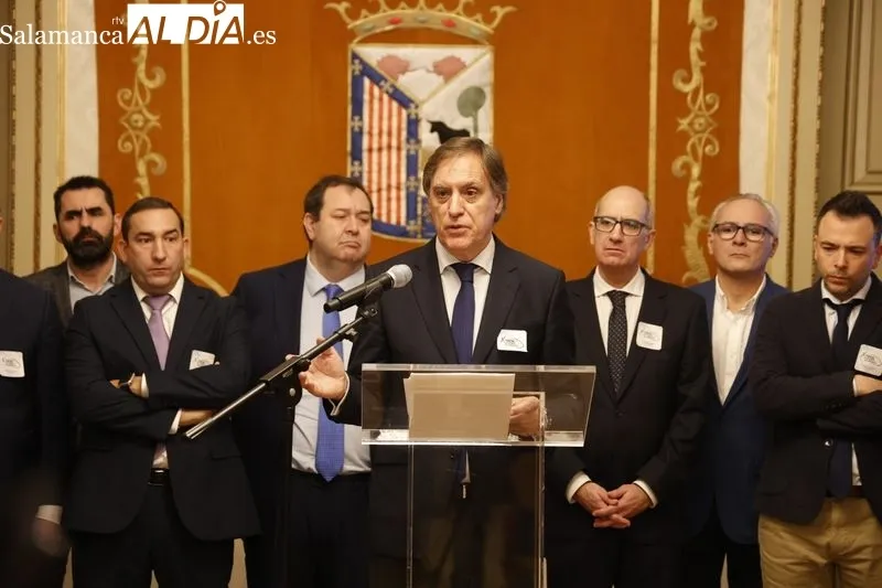 Acto en el Ayuntamiento para explicar los detalles de la concentración ‘Por un tren de futuro para Salamanca’. Foto de David Sañudo