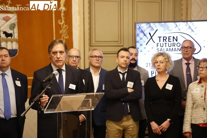 Acto en el Ayuntamiento para explicar los detalles de la concentración ‘Por un tren de futuro para Salamanca’. Foto de David Sañudo