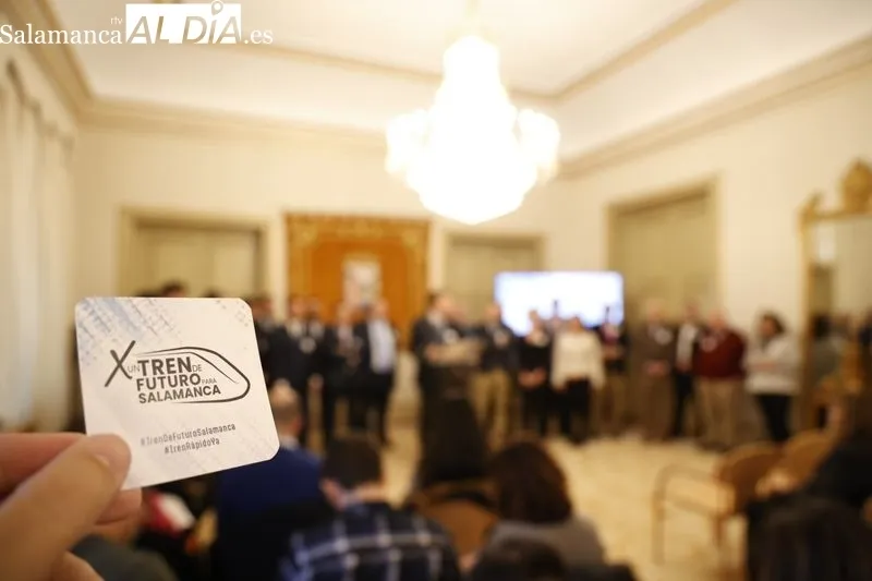 Acto en el Ayuntamiento para explicar los detalles de la concentración ‘Por un tren de futuro para Salamanca’. Foto de David Sañudo