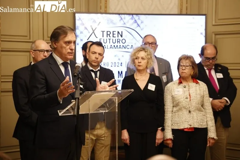 Acto en el Ayuntamiento para explicar los detalles de la concentración ‘Por un tren de futuro para Salamanca’. Foto de David Sañudo