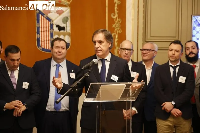 Acto en el Ayuntamiento para explicar los detalles de la concentración ‘Por un tren de futuro para Salamanca’. Foto de David Sañudo