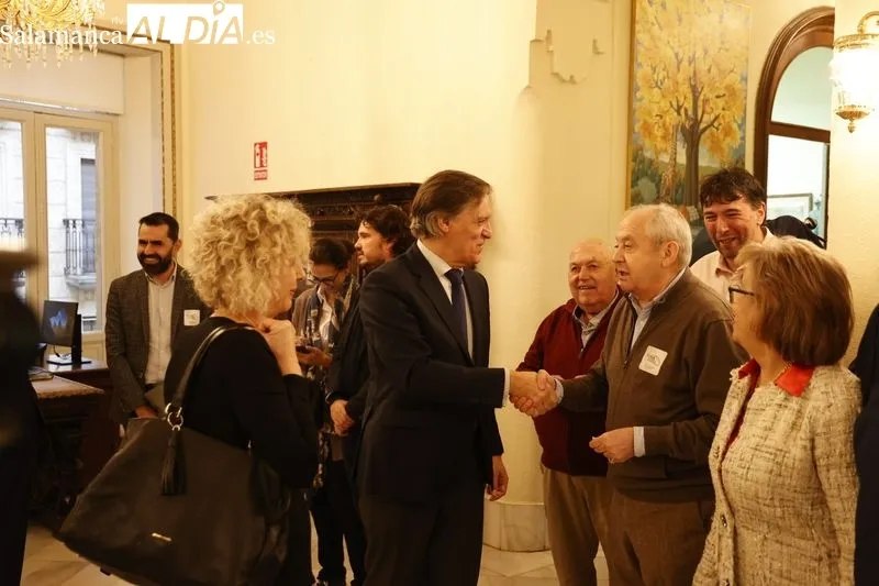 Acto en el Ayuntamiento para explicar los detalles de la concentración ‘Por un tren de futuro para Salamanca’. Foto de David Sañudo