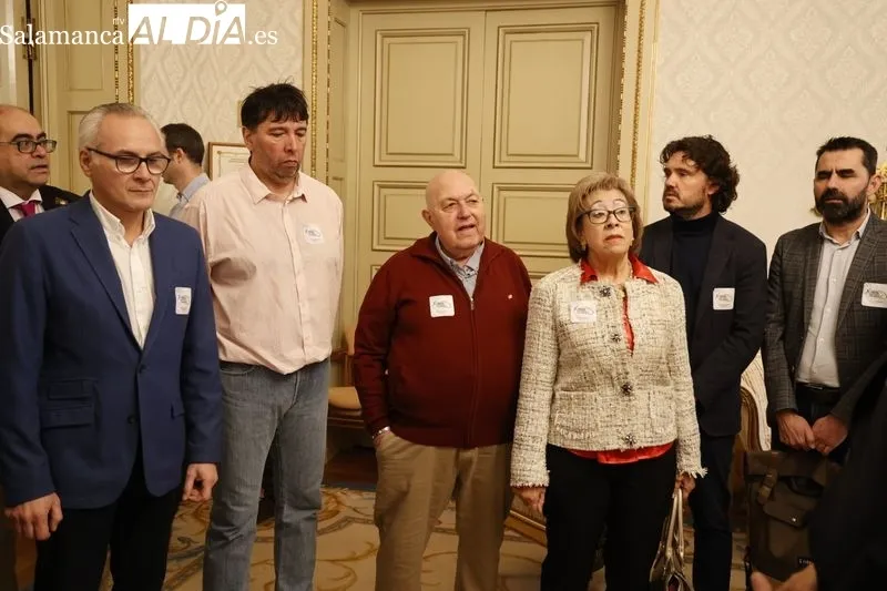 Acto en el Ayuntamiento para explicar los detalles de la concentración ‘Por un tren de futuro para Salamanca’. Foto de David Sañudo
