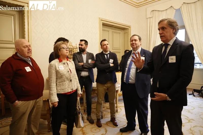 Acto en el Ayuntamiento para explicar los detalles de la concentración ‘Por un tren de futuro para Salamanca’. Foto de David Sañudo