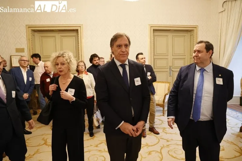Acto en el Ayuntamiento para explicar los detalles de la concentración ‘Por un tren de futuro para Salamanca’. Foto de David Sañudo