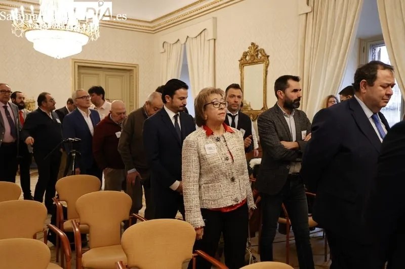 Acto en el Ayuntamiento para explicar los detalles de la concentración ‘Por un tren de futuro para Salamanca’. Foto de David Sañudo