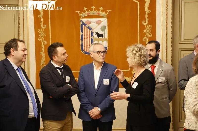Acto en el Ayuntamiento para explicar los detalles de la concentración ‘Por un tren de futuro para Salamanca’. Foto de David Sañudo