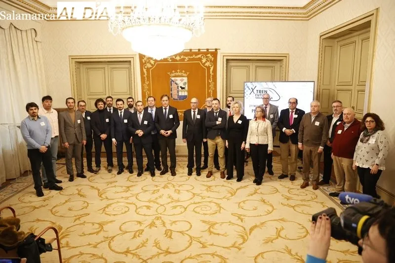 Acto en el Ayuntamiento para explicar los detalles de la concentración ‘Por un tren de futuro para Salamanca’. Foto de David Sañudo