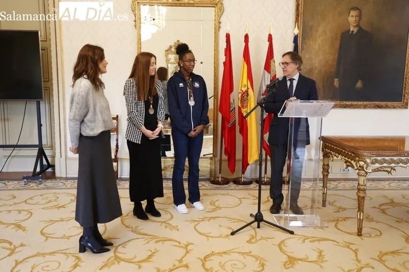 Homenaje en el Ayuntamiento a salmantinas campeonas de España de baloncesto infantil con la Selección de de CyL. Foto de David Sañudo