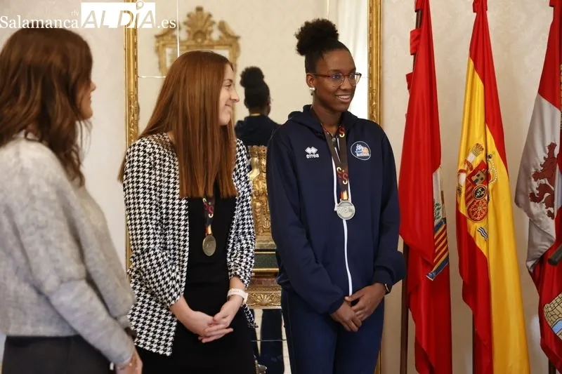 Homenaje en el Ayuntamiento a salmantinas campeonas de España de baloncesto infantil con la Selección de de CyL. Foto de David Sañudo