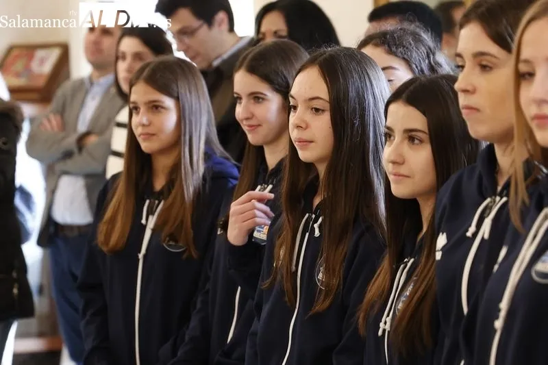 Homenaje en el Ayuntamiento a salmantinas campeonas de España de baloncesto infantil con la Selección de de CyL. Foto de David Sañudo