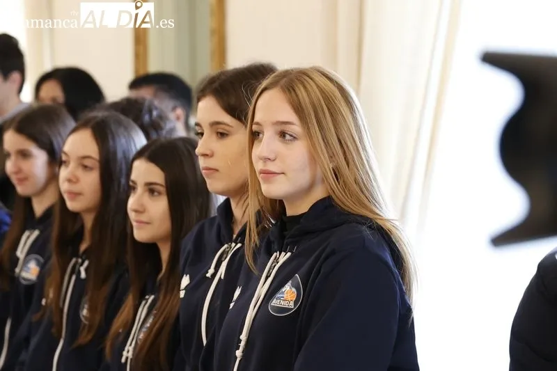 Homenaje en el Ayuntamiento a salmantinas campeonas de España de baloncesto infantil con la Selección de de CyL. Foto de David Sañudo