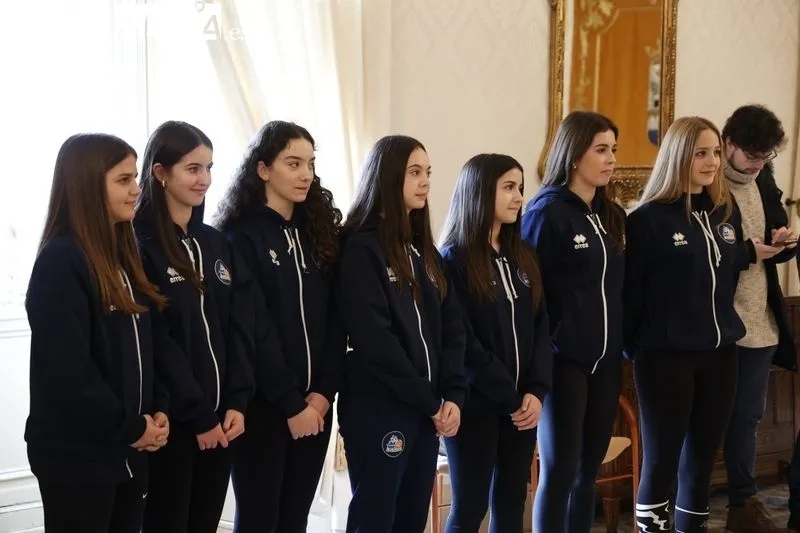 Homenaje en el Ayuntamiento a salmantinas campeonas de España de baloncesto infantil con la Selección de de CyL. Foto de David Sañudo
