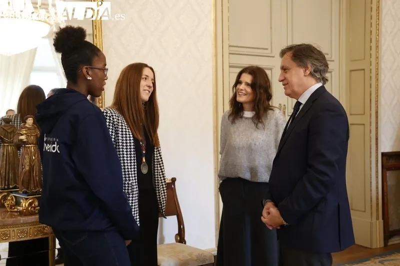 Homenaje en el Ayuntamiento a salmantinas campeonas de España de baloncesto infantil con la Selección de de CyL. Foto de David Sañudo