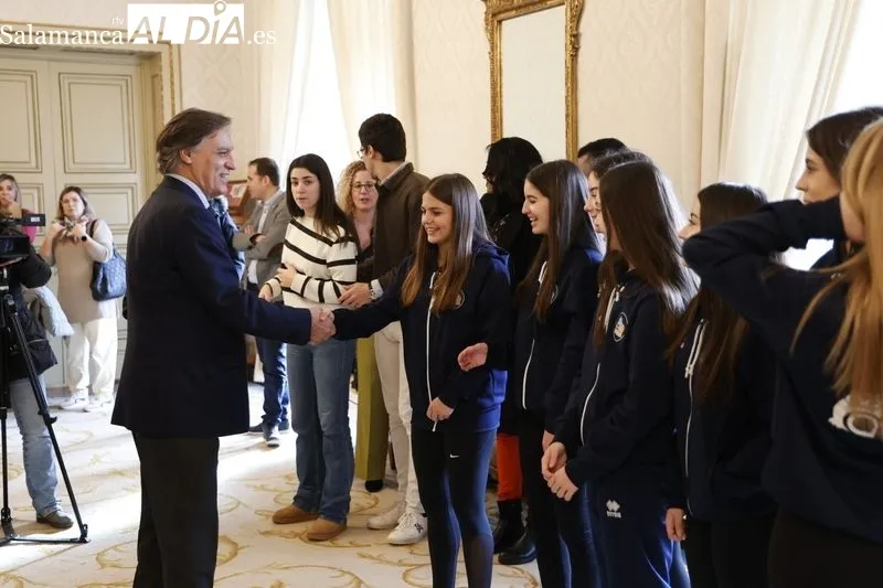 Homenaje en el Ayuntamiento a salmantinas campeonas de España de baloncesto infantil con la Selección de de CyL. Foto de David Sañudo