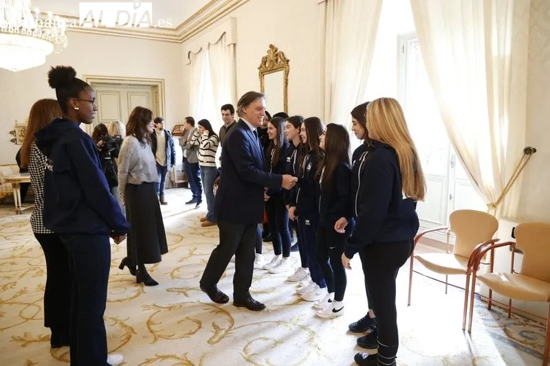 Homenaje en el Ayuntamiento a salmantinas campeonas de España de baloncesto infantil con la Selección de de CyL. Foto de David Sañudo