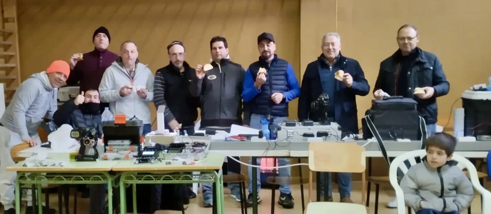 Foto 2 - Ambiente de amistad y celebraci&oacute;n en la VIII Rosconada Mini Z del Club RC Pe&ntilde;aranda