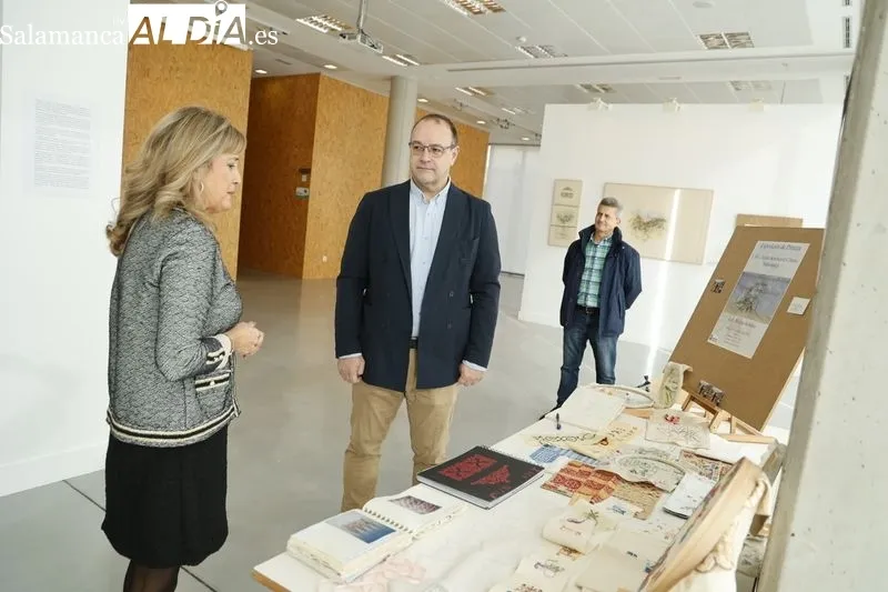 El Centro Municipal Integrado Julián Sánchez ‘El Charro’ acoge una exposición de pintura de Laly Molina Sobrino. Foto de David Sañudo