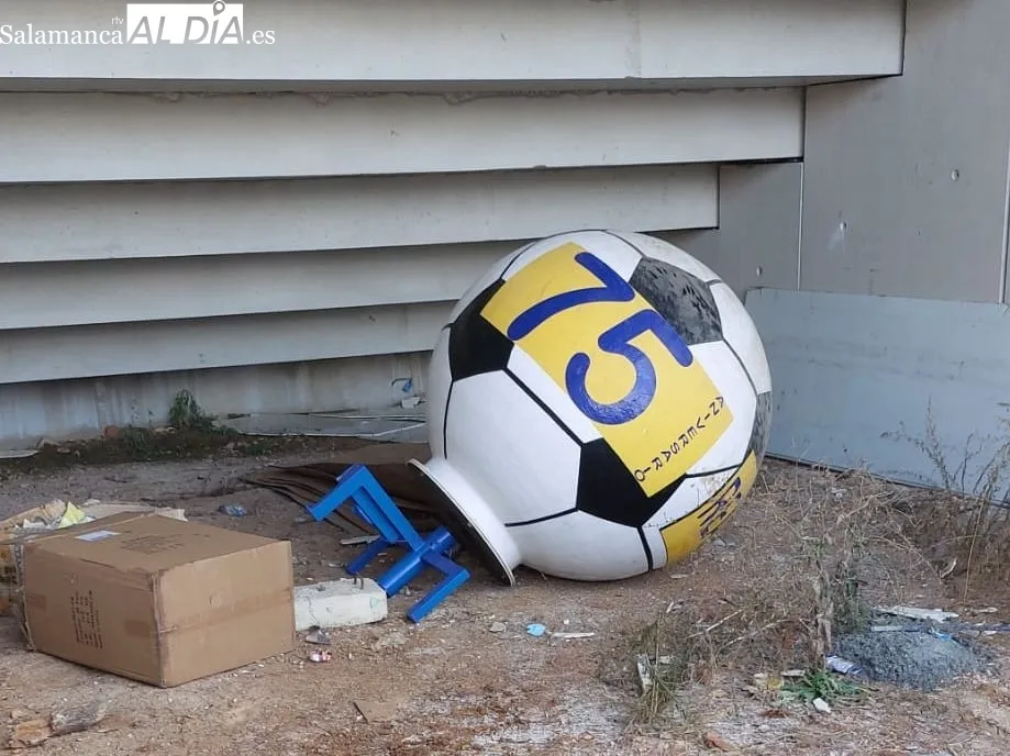 Estado actual del antiguo balón del Real Monterrey en el Reina Sofía con motivo del partido de la Copa del Rey entre Unionistas y el Villarreal