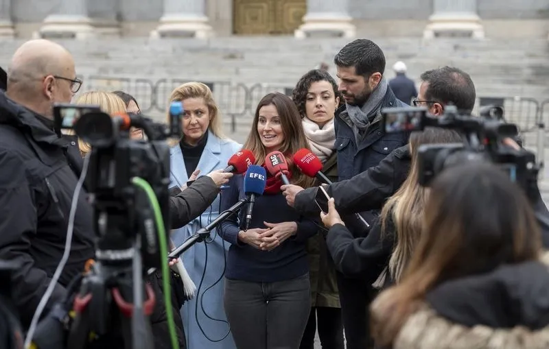 La portavoz del registro Cristina Ibáñez (c), ofrece declaraciones tras presentar una Iniciativa Legislativa Popular (ILP), en el Congreso de los Diputados. Fotor Alberto Ortega - Europa Press
