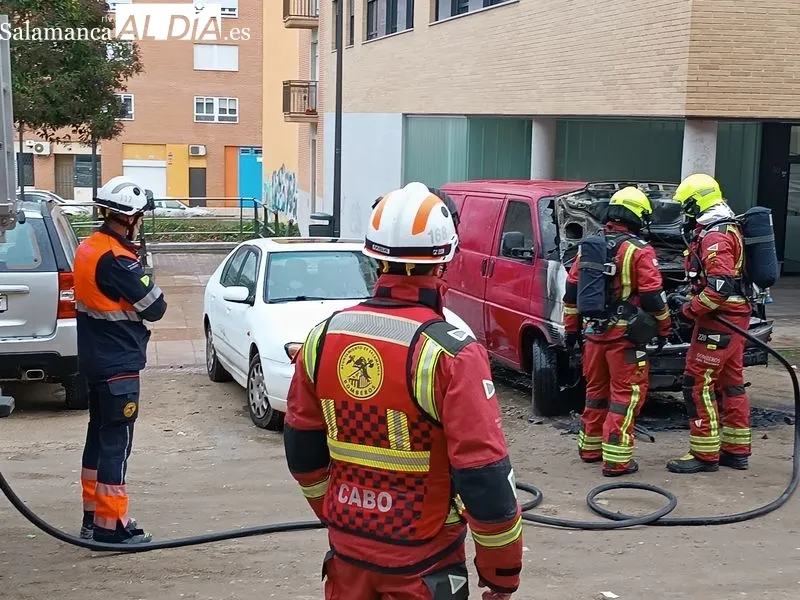Incendio de una furgoneta en la calle Rías Bajas, en Salamanca capital