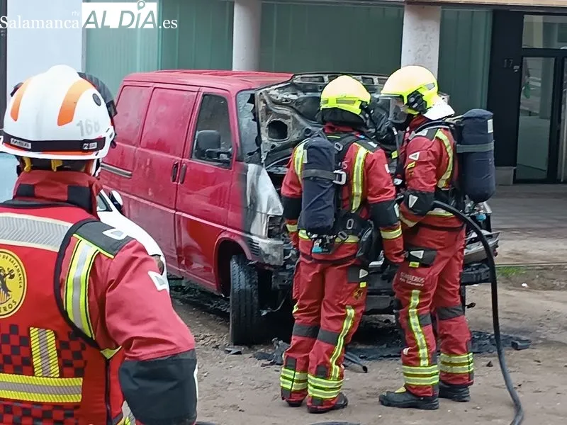 Incendio de una furgoneta en la calle Rías Bajas, en Salamanca capital
