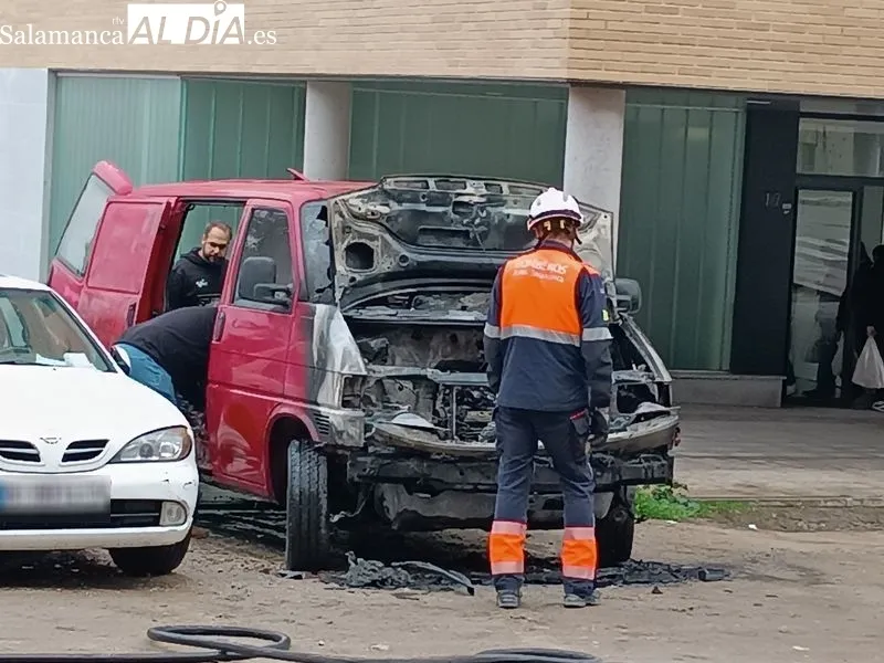 Incendio de una furgoneta en la calle Rías Bajas. Foto SALAMANCA AL DÍA