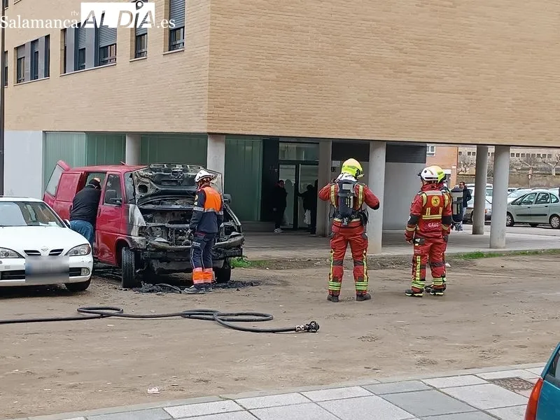 Incendio de una furgoneta en la calle Rías Bajas. Foto SALAMANCA AL DÍA