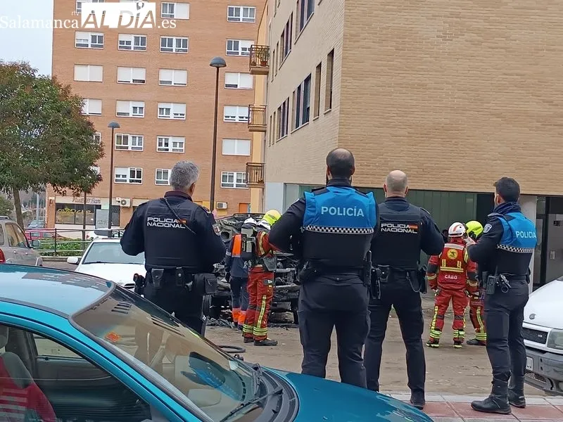 Incendio de una furgoneta en la calle Rías Bajas, en Salamanca capital