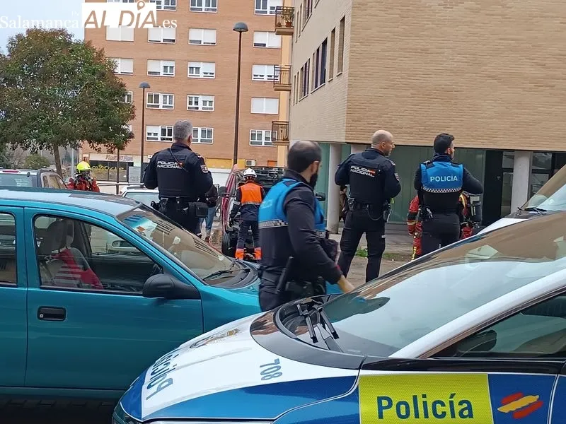 Incendio de una furgoneta en la calle Rías Bajas, en Salamanca capital
