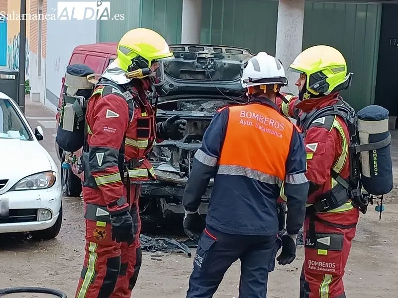 Incendio de una furgoneta en la calle Rías Bajas. Foto SALAMANCA AL DÍA