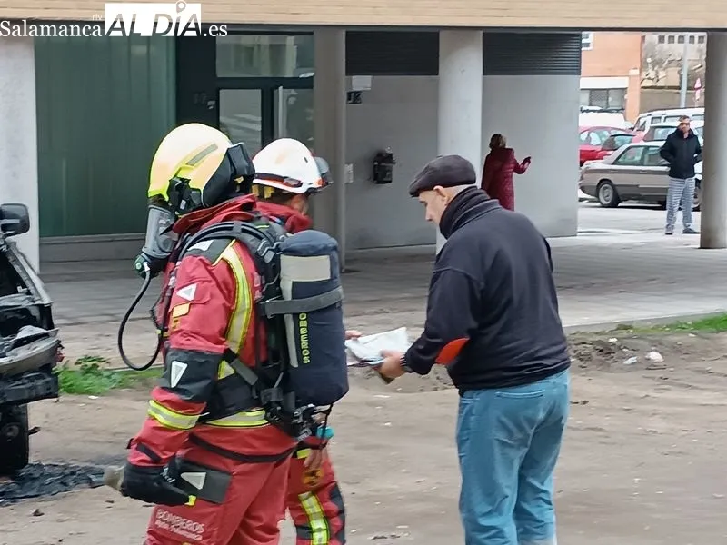 Incendio de una furgoneta en la calle Rías Bajas, en Salamanca capital