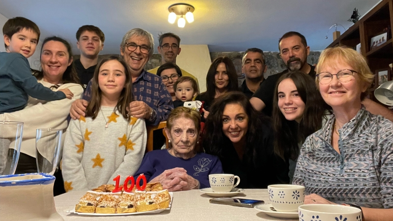 Elisa Giro Calvo celebra los 100 a&ntilde;os rodeada de su familia
