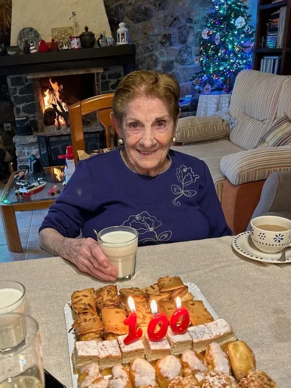 Foto 2 - Elisa Giro Calvo celebra los 100 a&ntilde;os rodeada de su familia