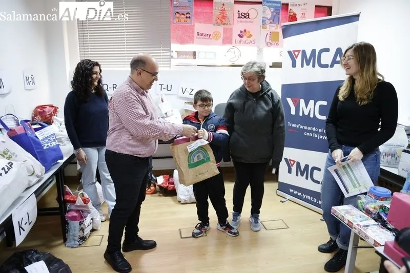 Entrega de regalos en YMCA Salamanca. Foto de David Sañudo