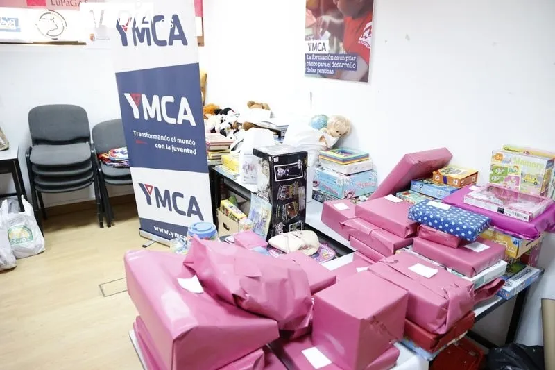 Entrega de regalos en YMCA Salamanca. Foto de David Sañudo